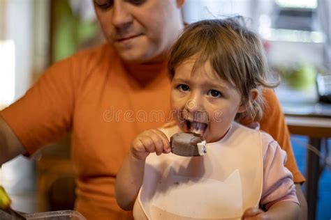 Adorable Petite Fille Sourit La Cam Ra Et Tient Une Feuille D Automne