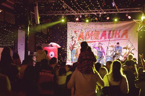 M S De Persones Gaudeixen De Les Activitats Dun Nadal De Somni