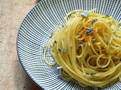 Spaghetti poutargue et sauge Recette par Petite Cuillère et Charentaises