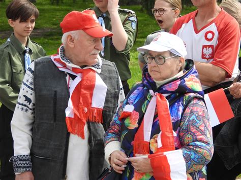 Przeszli ze stumetrową flagą przez ulicę 3 Maja Dzień Flagi we Włocławku