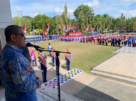 Lepas Lomba Gerak Jalan Amran Mahmud Beri Semangat Ke Peserta