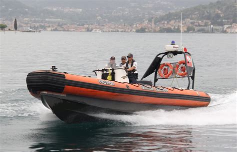 Guardia Costiera Salvato A Sirmione Surfista Alla Deriva