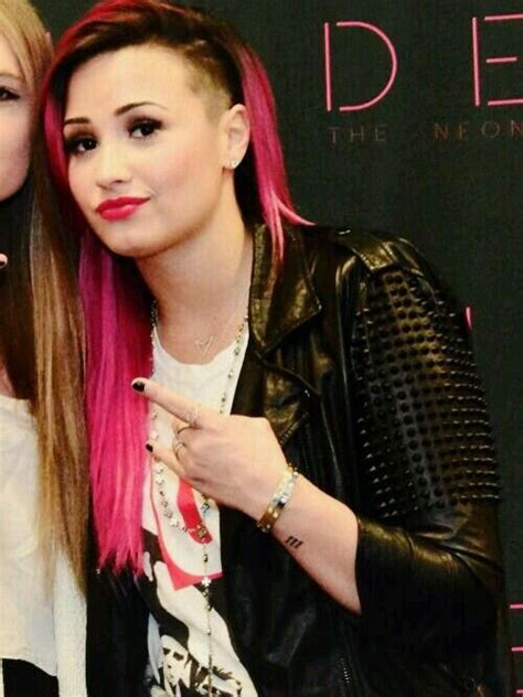 Demi Lovato meet and greet #pink #hair | Demi lovato shaved head, Demi ...