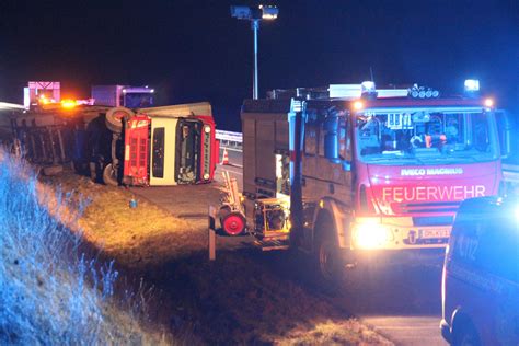 Vollsperrung Der A Bei Jarmen Nach Schwerem Lkw Unfall