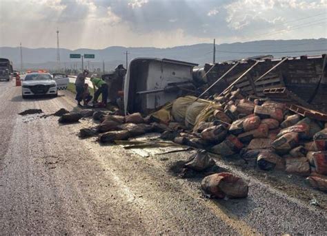 Vuelca tráiler cargado con cemento en la carretera Saltillo Torreón