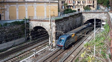 Genova Una Metro Di Superficie Tra Voltri E Principe Un Treno Ogni 7