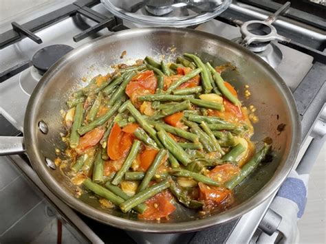 Loubieh Bi Zeit Lebanese Green Beans Stew With Tomatoes