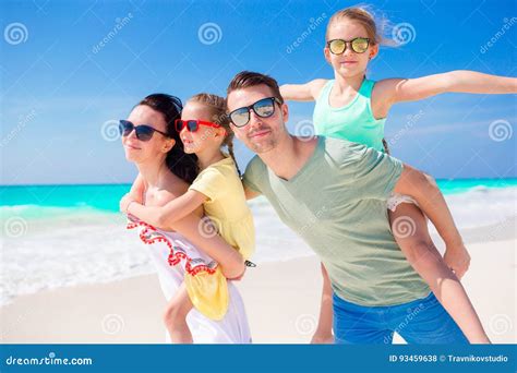 Sch Ne Familie Haben Viel Spa Auf Dem Strand Stockfoto Bild Von