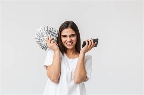 Retrato De Uma Jovem Bonita E Feliz Casual Vestida De Isolado No Branco