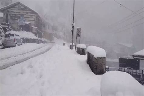 Heavy Snowfall In Manali, Over 500 Tourists Stranded - travelobiz