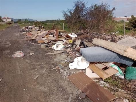 DENÚNCIA Acúmulo de lixo nas ruas do bairro Praça em Tijucas preocupa