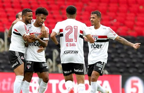 SPNet Atuações do São Paulo Tiago Volpi pega dois pênaltis e dá