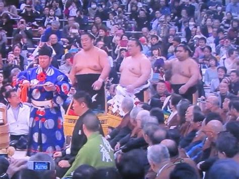 新横綱・稀勢の里、堂々の初土俵入り 初日白星も 気ままに