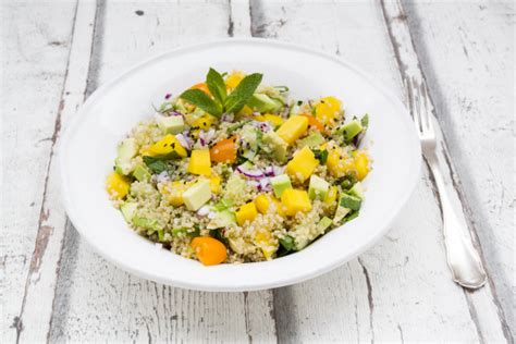 Teller Mit Quinoa Salat Mit Mango Avocado Tomaten Lizenzfreies Bild