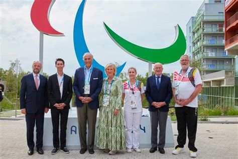 La Princesse Astrid Et Le Prince Lorenz Visitent Le Village