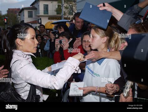 Lucy Liu Signing Autograph At The Premiere Of Matrix Reloaded At