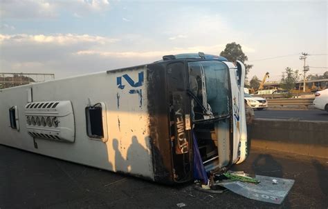 Volcadura de autobús en la autopista México Pachuca deja 15 heridos