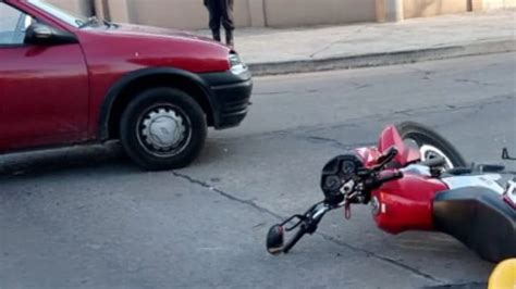 Colisión entre automóvil y motocicleta en zona sur deja una mujer herida