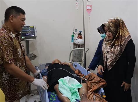 Bupati Mojokerto Ikfina Pantau Kondisi Kesehatan Dua Korban Luka Berat