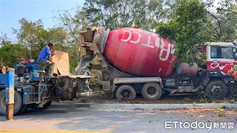 轉彎失控！金門水泥預拌車衝出道路橫掃路樹 車頭凹陷全毀 Ettoday社會新聞 Ettoday新聞雲