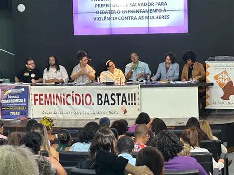 Movimento de mulheres entrega manifesto contra a violência Política