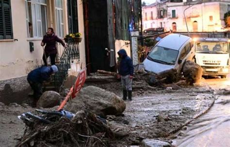 Sobe Para Onze O N Mero De Mortos Em Deslizamento Em Ilha Italiana