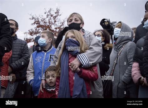 La gente se reúne en la escuela intermedia en Conflans Sainte Honorine