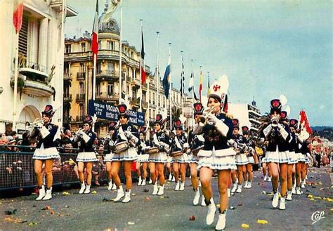 Défilé de majorettes Années 70 Majorette Scenes Street view