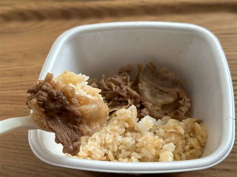 【検証】吉野家の牛丼の“米だけ余る”問題を解決！ 肉とご飯を最後まで完璧に楽しむ正解の食べ方とは？｜ニフティニュース