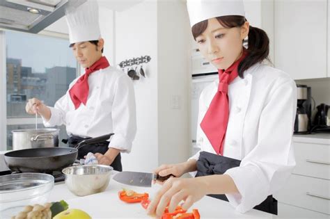 調理師になるには資格が必要？料理人との違いとは 札幌ベルエポック製菓調理専門学校｜パティシエ・シェフ・カフェ業界のプロを目指す