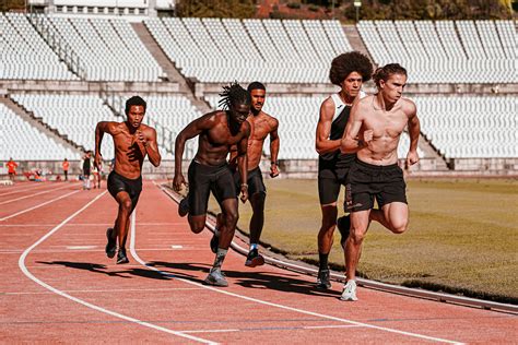 집 밖의 Fitnessmotivation 건강 결단 경기장 경쟁 경쟁적인 달리기 경주 그룹 근육질의 남성