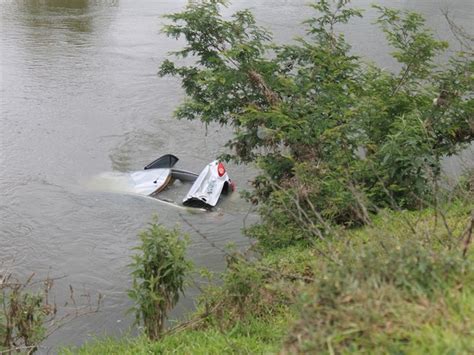 G1 Mulher De 44 Anos Morre Após Carro Cair Em Rio Em São João Batista