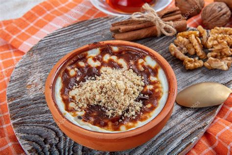 Pudín De Arroz Al Horno Sutlac Postre Lechoso Turco En Cazuela Con