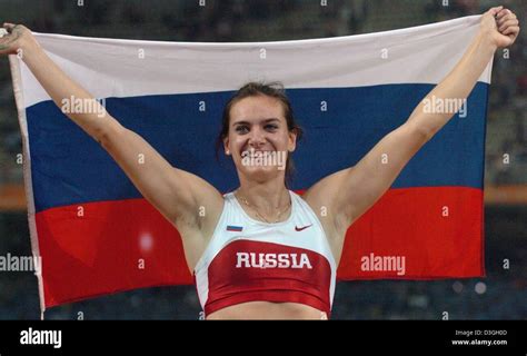 Dpa Yelena Isinbayeva De Rusia Celebra Mientras Mantiene Su Bandera