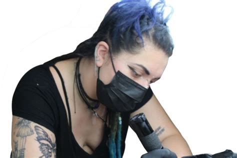 Commerce À 21 ans Luane Hucliez s installe comme tatoueuse à Sablé