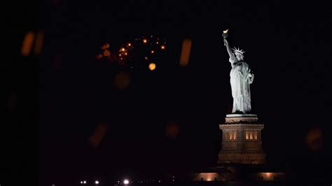 New York fireworks celebration 16191965 Stock Video at Vecteezy