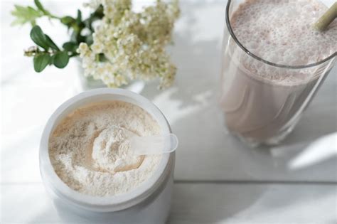 Bebida de suero de leche en un cóctel de chocolate con proteína de