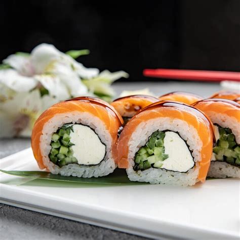 Delicioso Sushi Rollos Con Salm N Cocina Japonesa Foto Premium