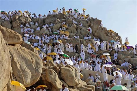 Les pèlerins prient sur le mont Arafat point culminant du hajj L