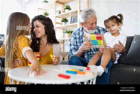 Familia Feliz Tener Tiempo De La Diversi N En El Hogar Abuelo Jugando