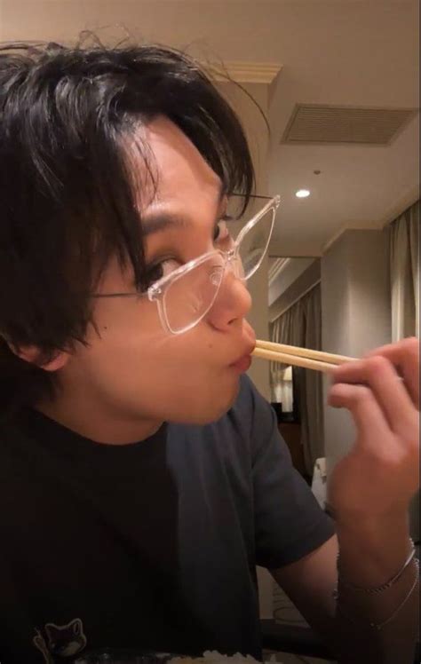 tim attimah   yogurt shake haechan makan roti mukbang