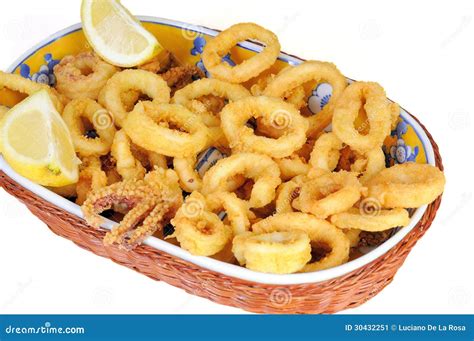 Los Anillos Fritos Del Calamari Sumergieron En Talud Con El Lim N