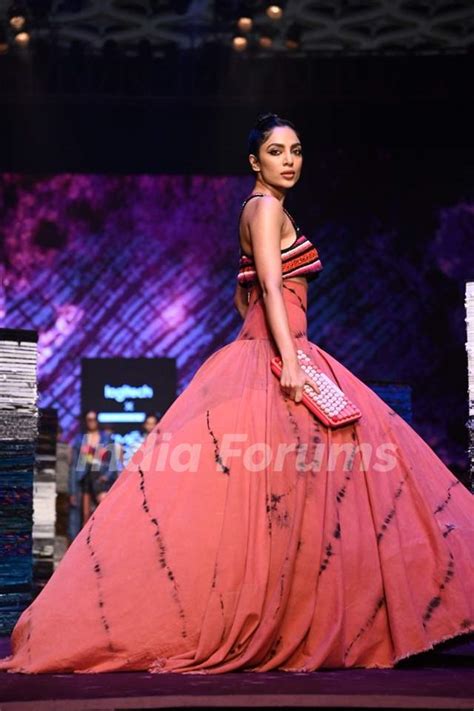 Sobhita Dhulipala Ramp Walk For Lakme Fashion Week 2022 Photo