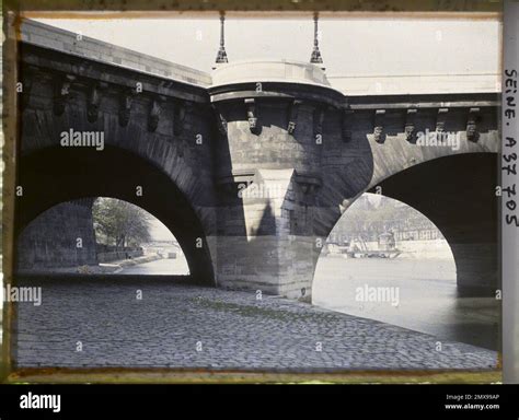 Paris St Arr France Les Arches Du Pont Neuf In The Direction Of