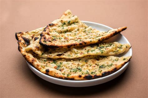 Naan De Ajo Y Cilantro Servido En Un Plato Es Un Tipo De Pan Indio O