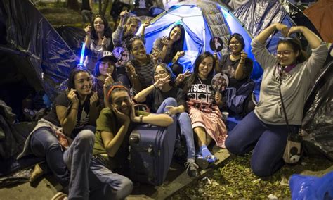 F S Da Banda Bts Acampam Em Frente A Est Dio Para Os Shows Em S O Paulo