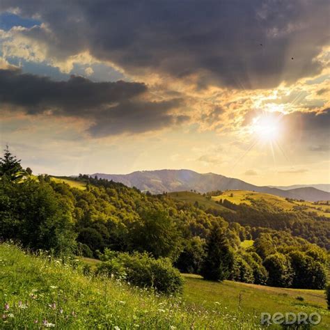 Fototapete Berge und Sonne hinter den Wolken hervor nach Maß myredro de