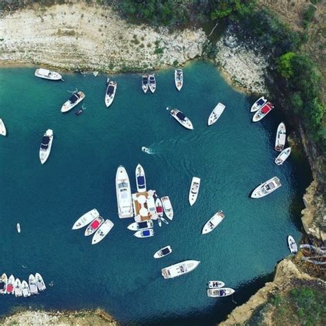 Cachoeirinha Bar Flutuante no Lago de Furnas em Capitólio