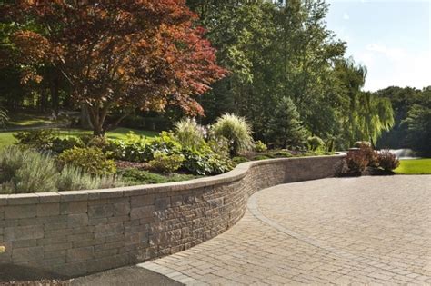 Retaining Wall with Custom Landscaping Clásico Patio Filadelfia