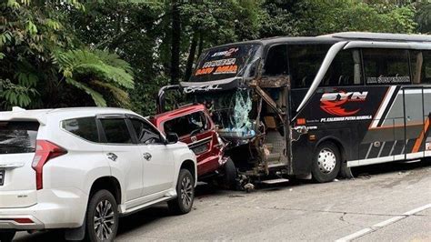 Kecelakaan Beruntun Di Sitinjau Laulik Padang Diduga Rem Bus Blong